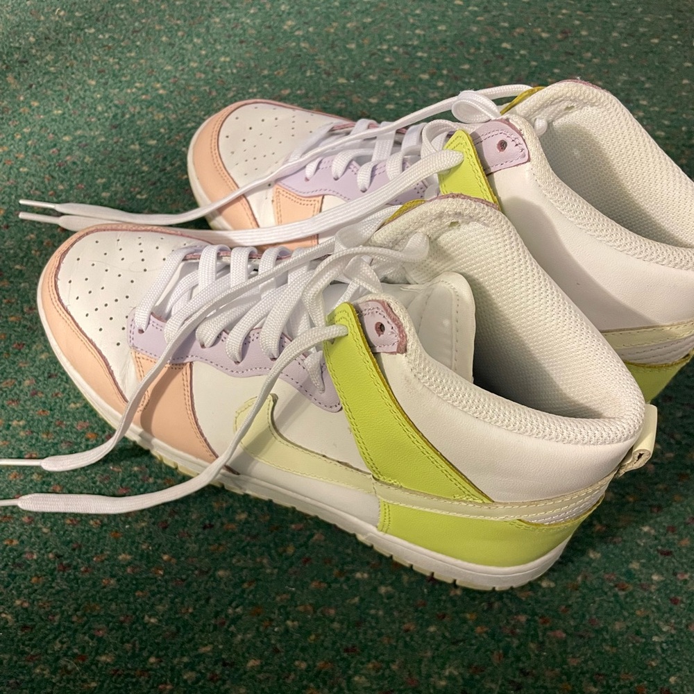 Women’s Nike high top dunk sneakers